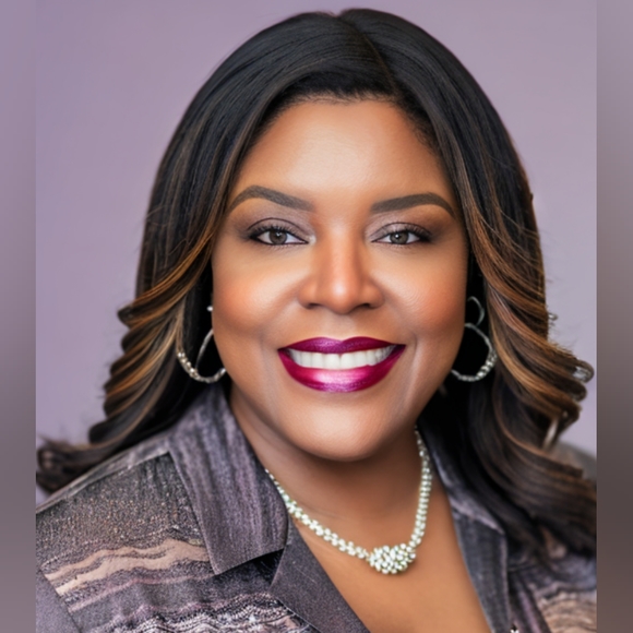 Meet your Posher, Kamara ๐ - Picture 2 of 2